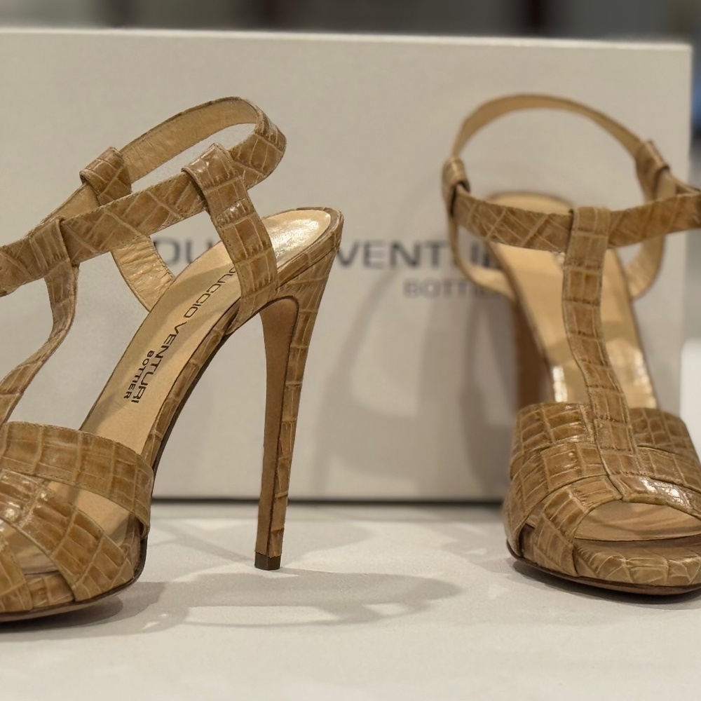 Nude embossed sandal